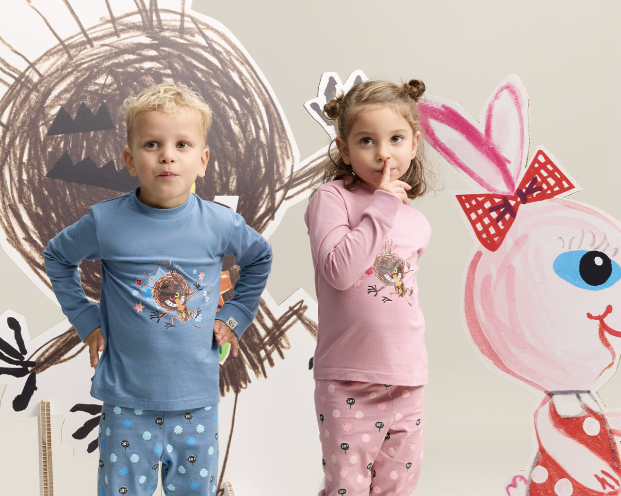 two children wearing gullkorn pajamas